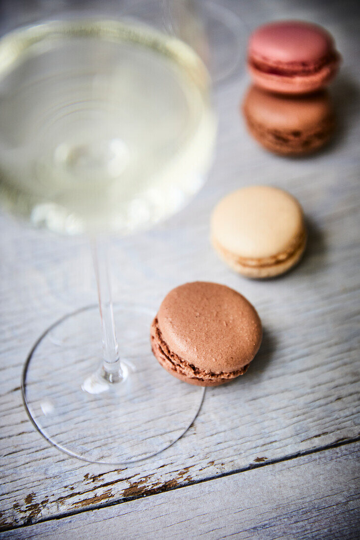 Macarons und Weißwein