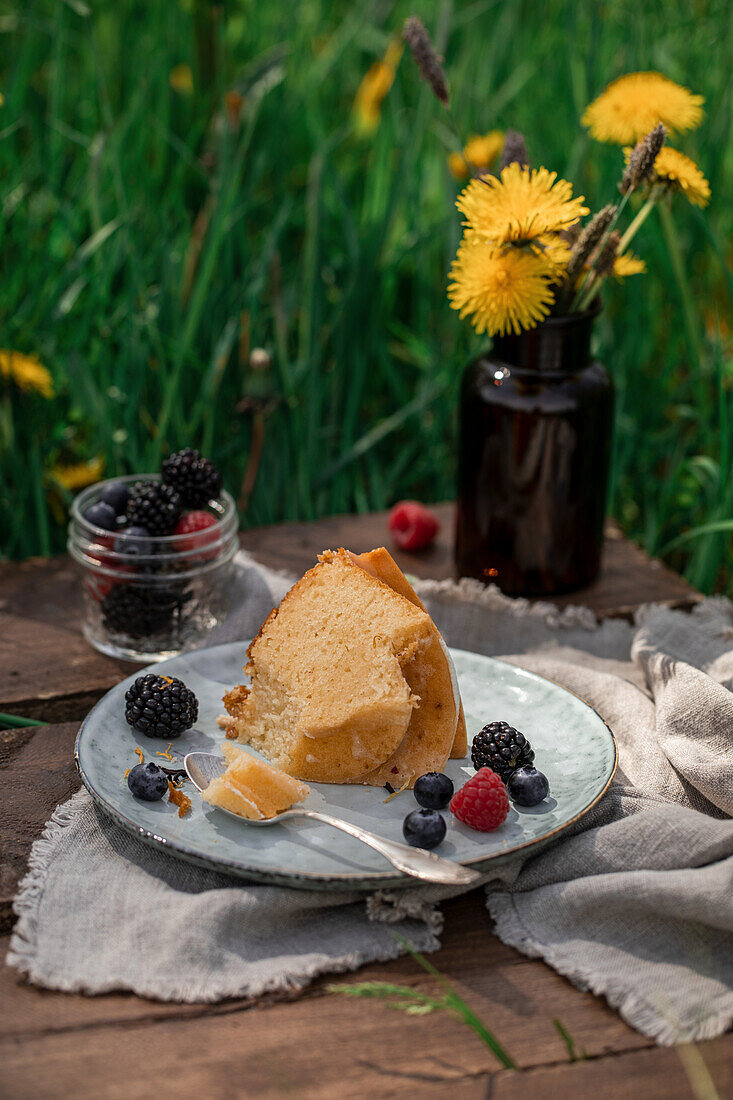 Yoghurt-Lemon Gugelhupf