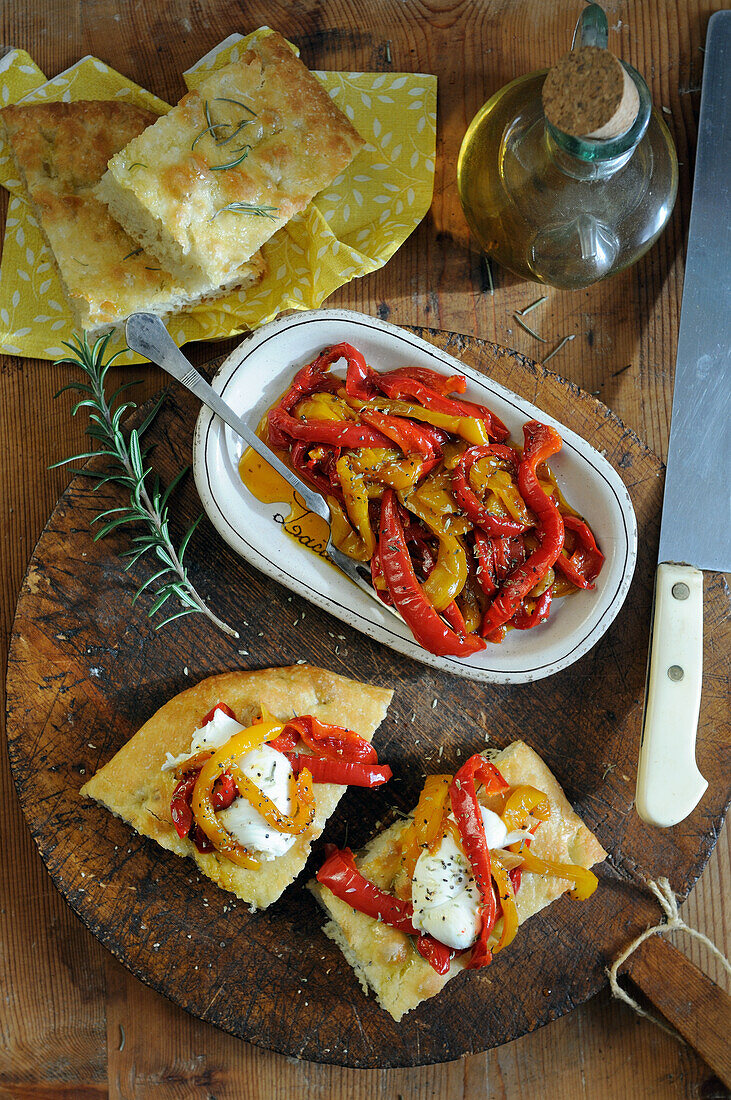 Hausgemachte Focaccia mit gerösteten Paprika und Mozzarella