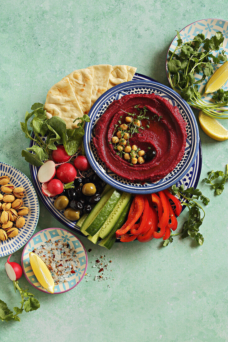 Veganer Mezze-Teller mit Rote-Bete-Hummus und verschiedenen Gemüsesorten