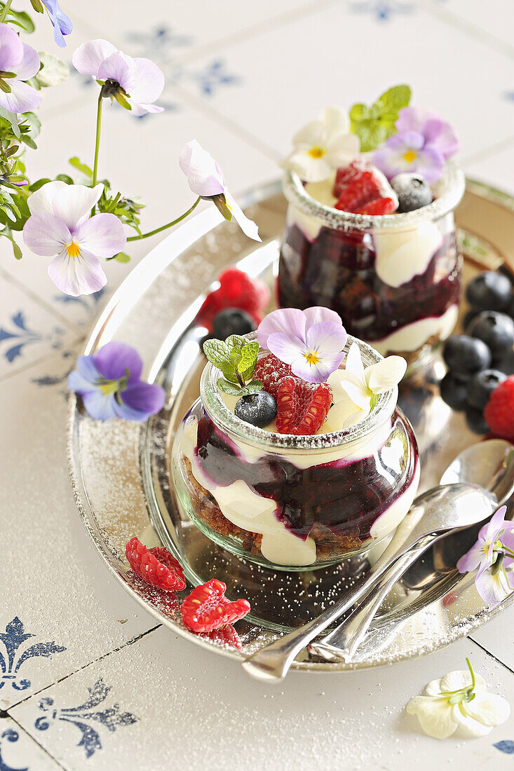 Blaubeer-Trifle mit Schokokeksen, Beeren und weißer Schokoladen-Frischkäsecreme