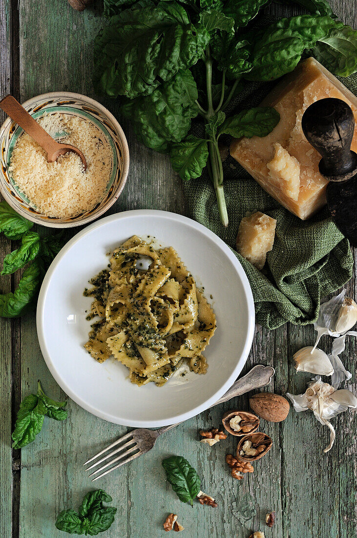 Hausgemachte Tagliatelle mit Walnusspesto