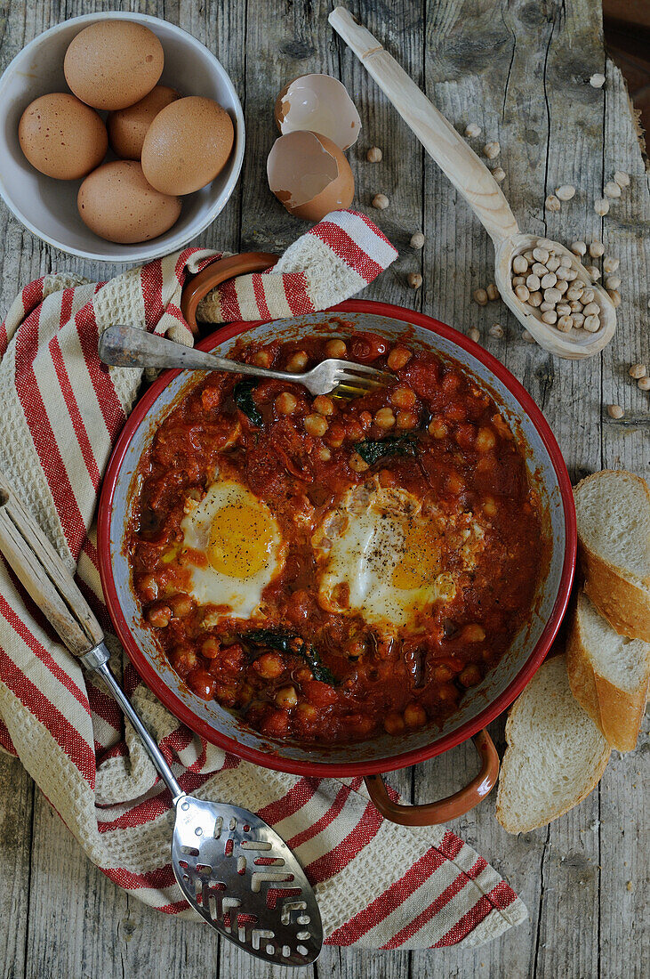 Pochierte Eier in Tomaten-Kichererbsen-Sauce