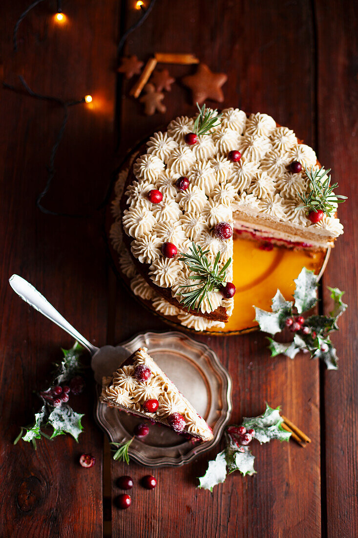 Weihnachtstorte mit Vanillecreme und Cranberries