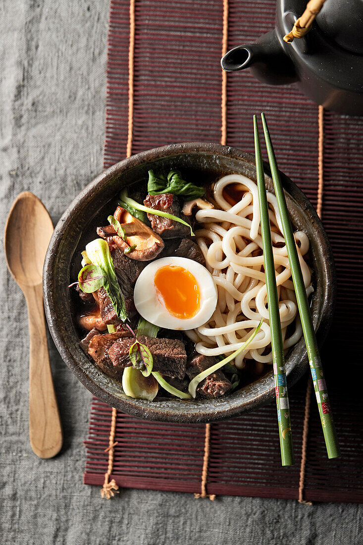 Ramen mit Rindfleisch, Paksoi und Ei