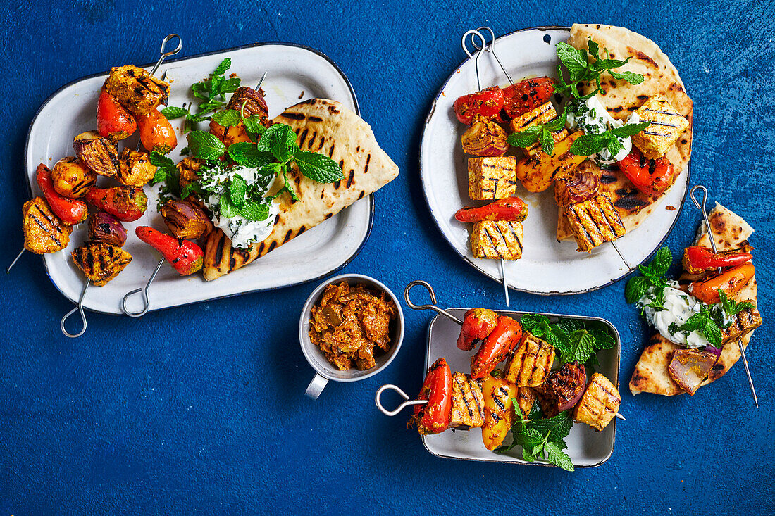 Tikka-Kebabs mit Hähnchen, Lachs und Paneer, dazu Fladenbrot