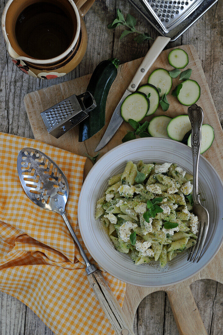 Pasta mit Zucchini, Ricotta und frischen Kräutern