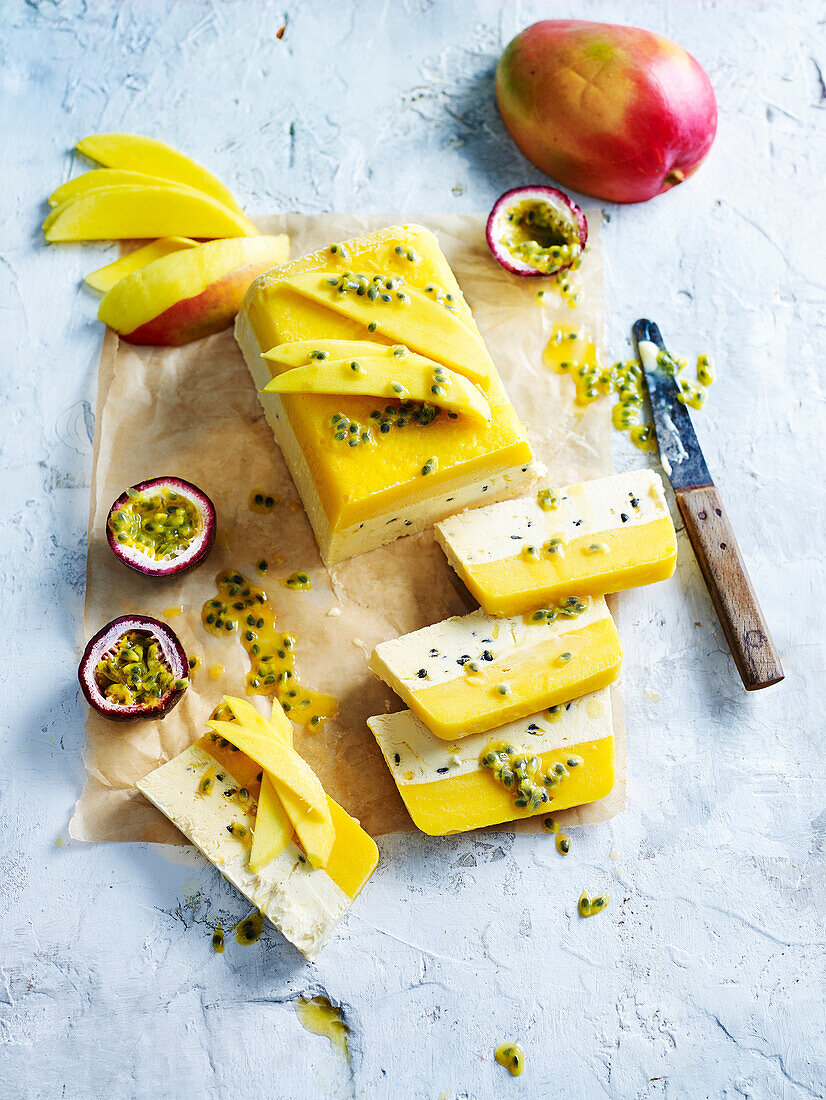 Mango-Passionsfrucht-Kulfi mit Kokos