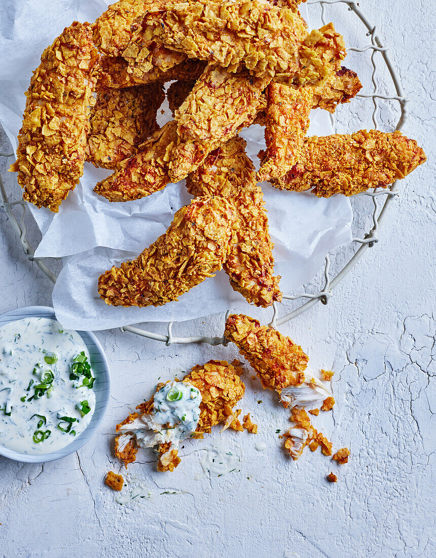 Frittierte Hähnchenstreifen mit Maischips-panande und Ranch-Sauce