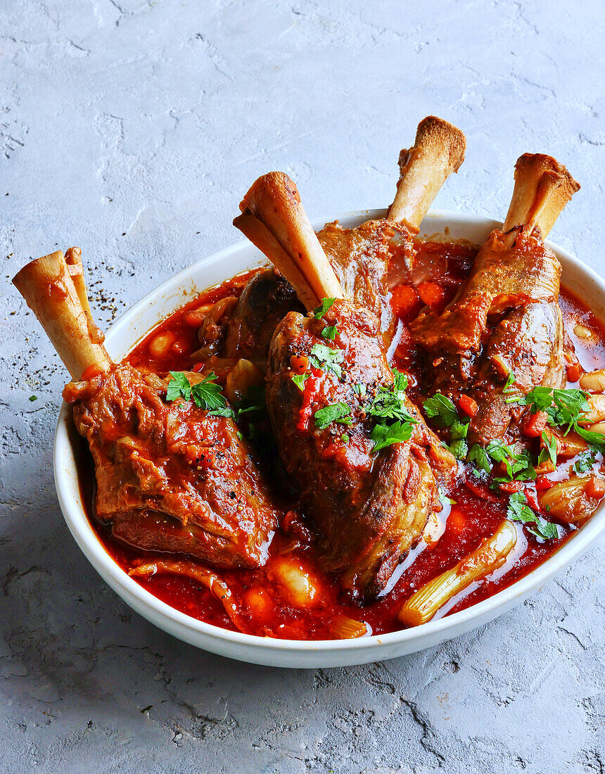 Lammhaxen mit Tomate, Fenchel und Chili