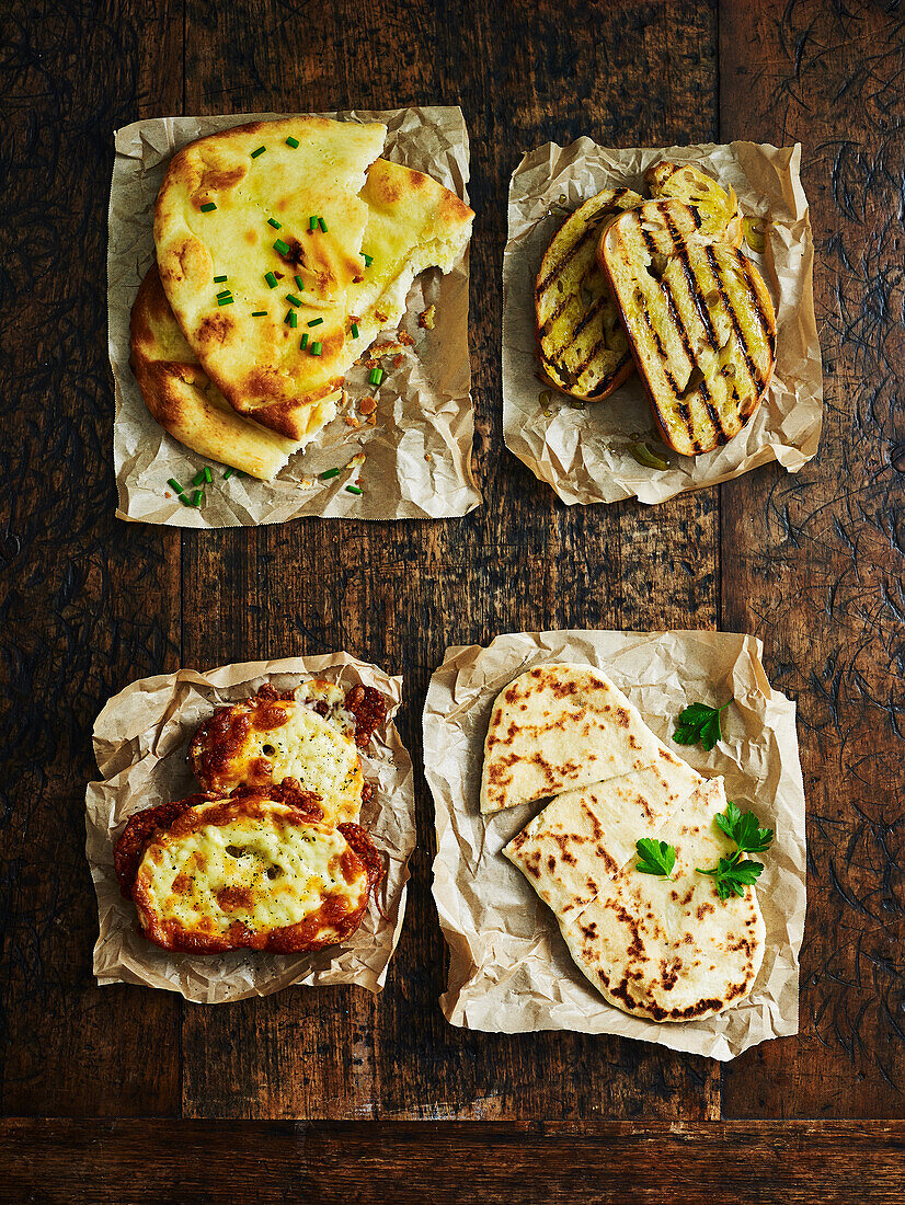 Brotbeilagen: Knoblauch-Naan, gegrillter Sauerteig, Cheddar-Toast, Joghurt-Fladenbrot