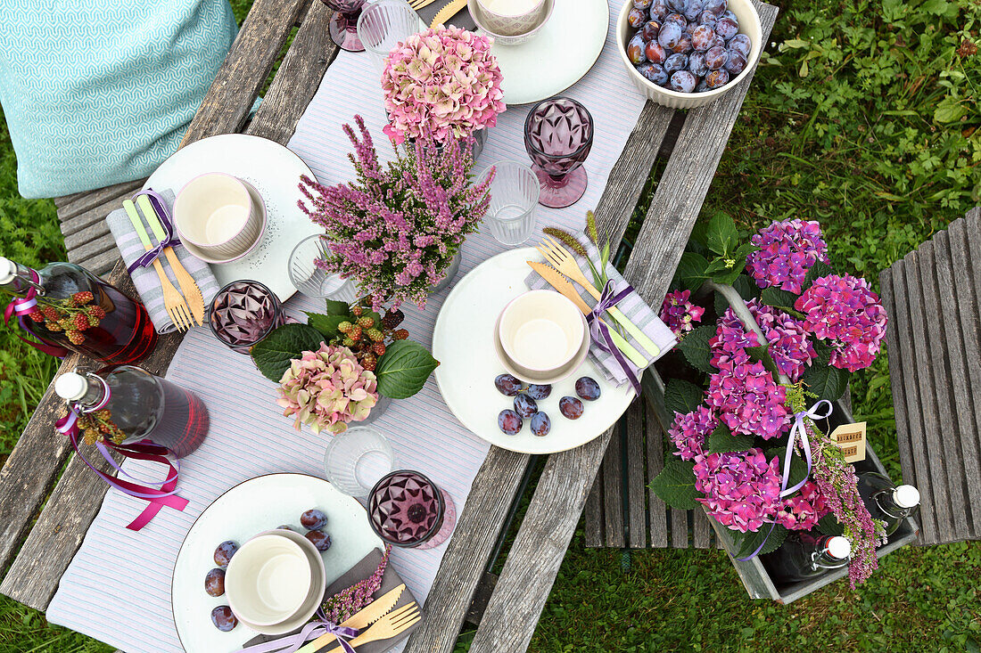 Herbstlich gedeckter Tisch im Garten