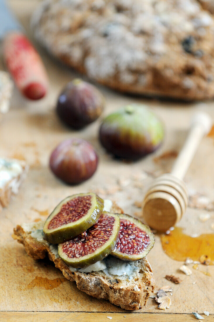 Rustic bread with fresh figs, gorgonzola cheese and honey