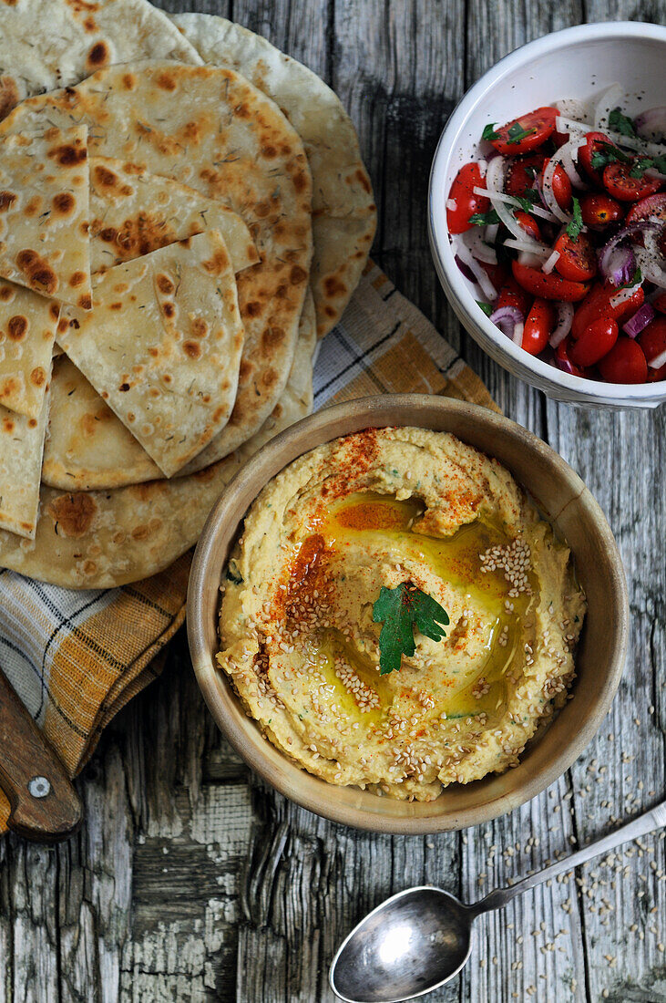 Kichererbsen-Hummus mit Tomaten-Zwiebel-Salat und Fladenbrot