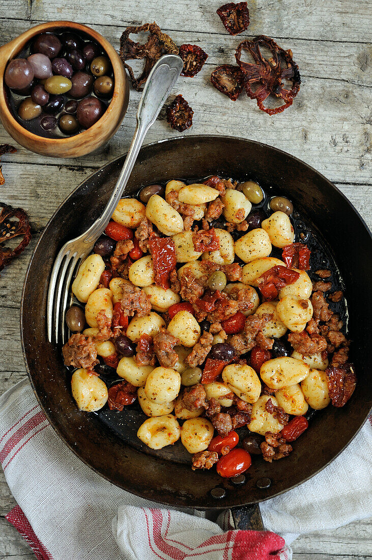 Gnocchi mit Tomaten, Wurst und Oliven