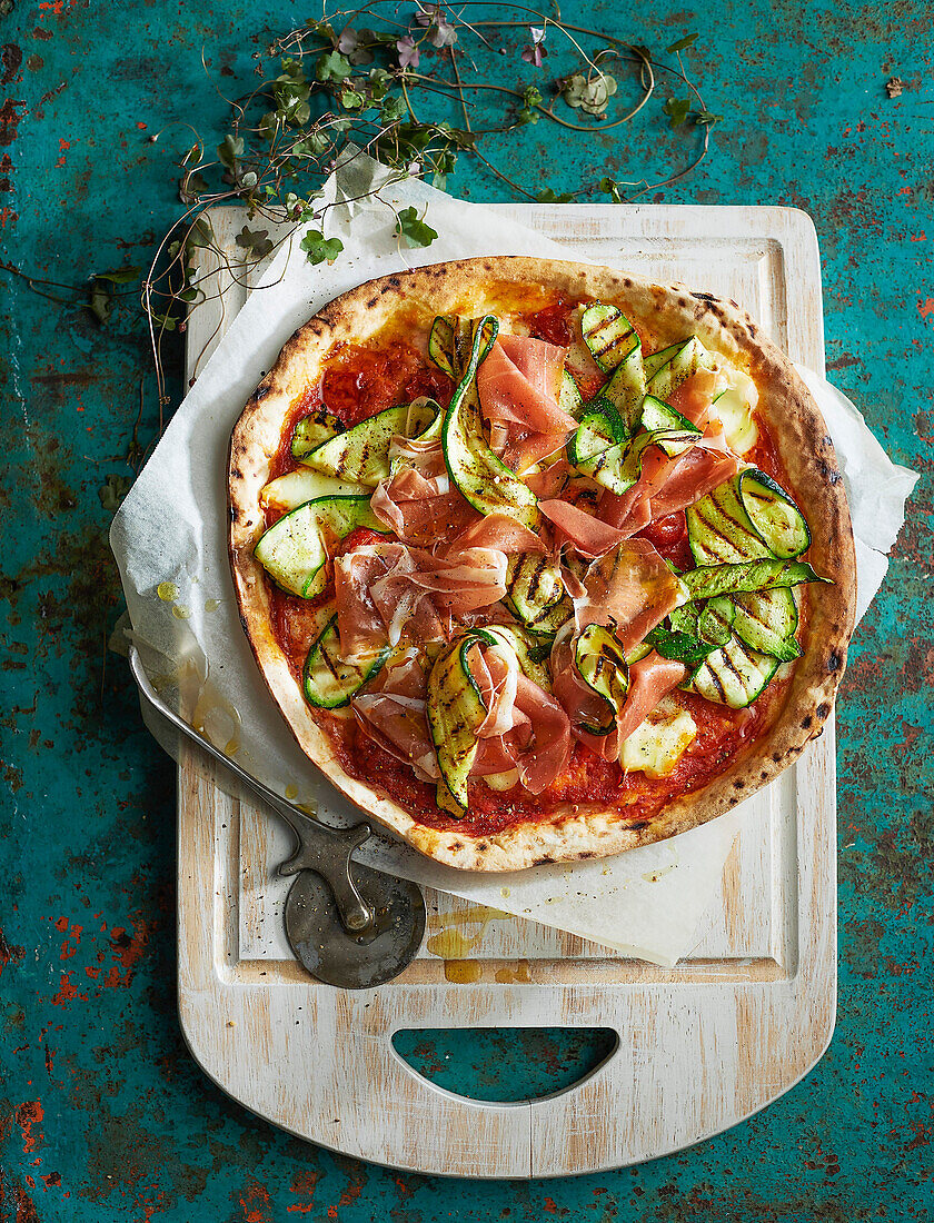 Prosciutto-Zucchini-Pizza