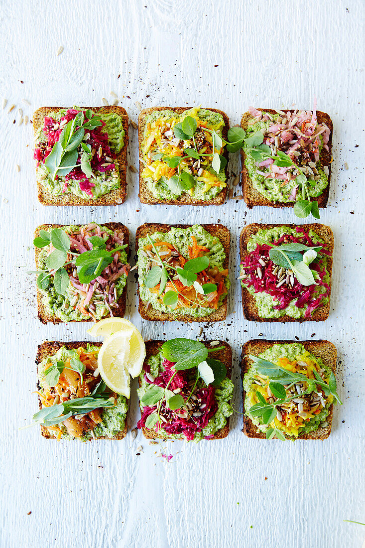 Erbsenaufstrich und fermentiertes Gemüse auf Toast