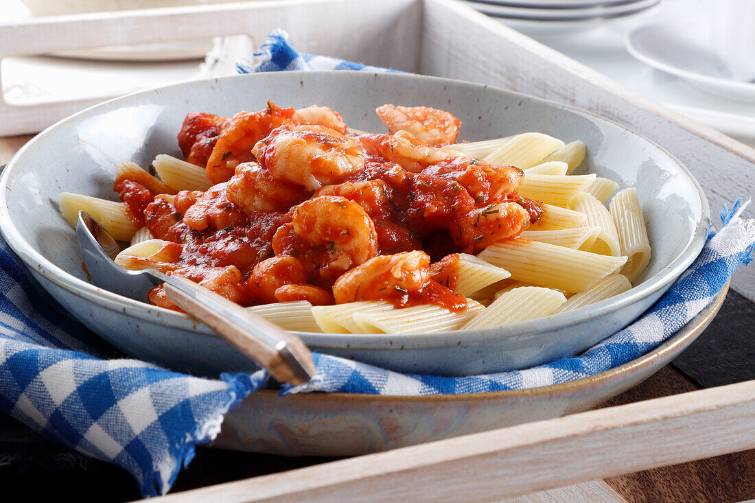 Penne mit Tomatensauce und Garnelen