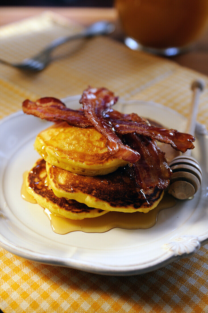 Amerikanische Pancakes mit Speck und Ahornsirup