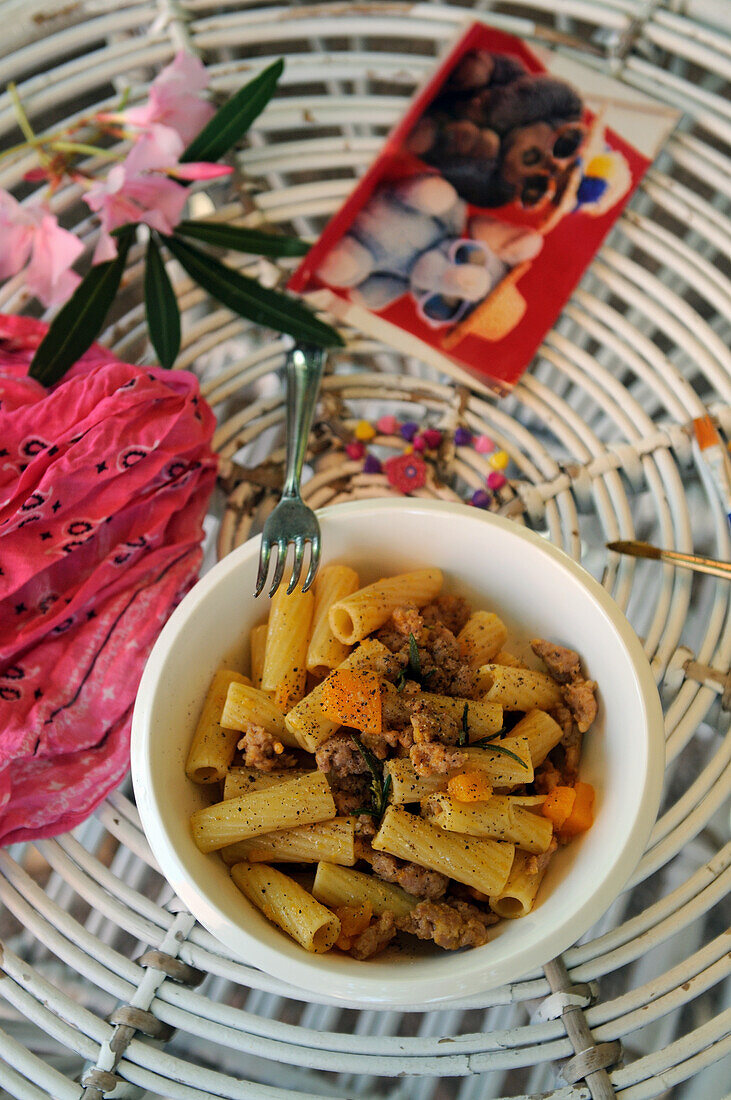 Rigatoni with minced sausage and pumpkin