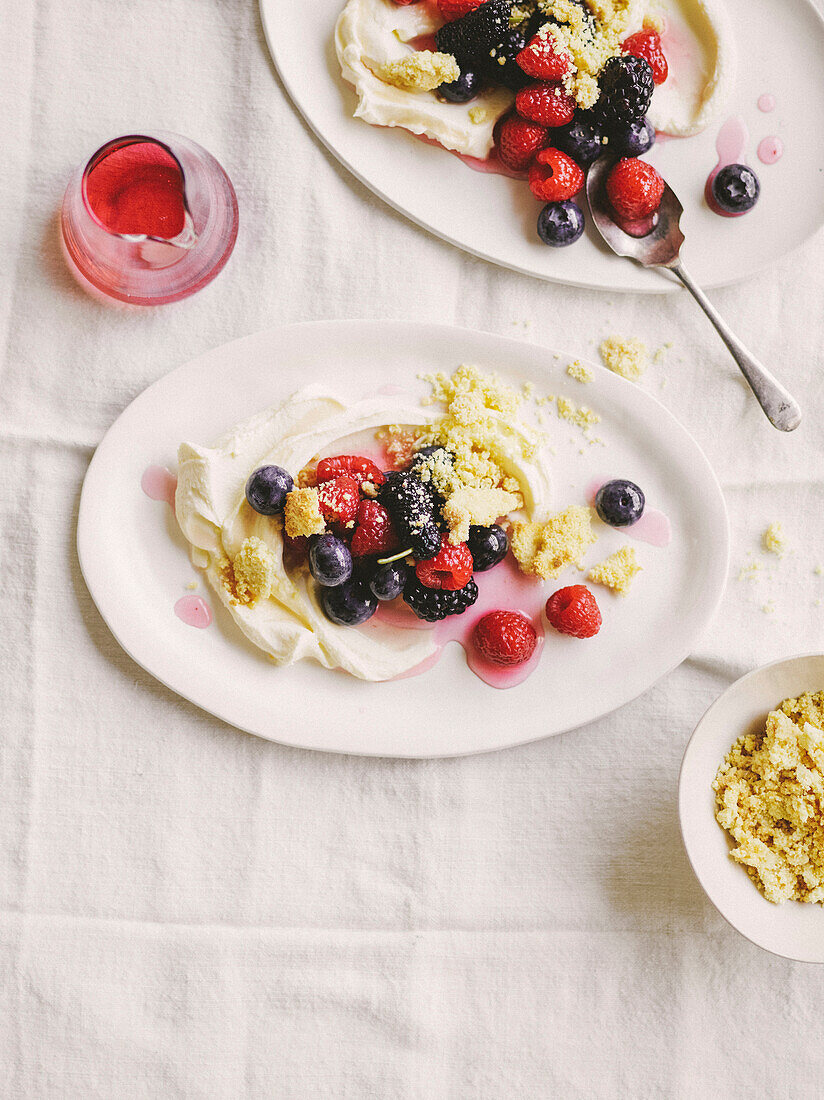 Ziegenquark mit Beeren und Milchbröseln