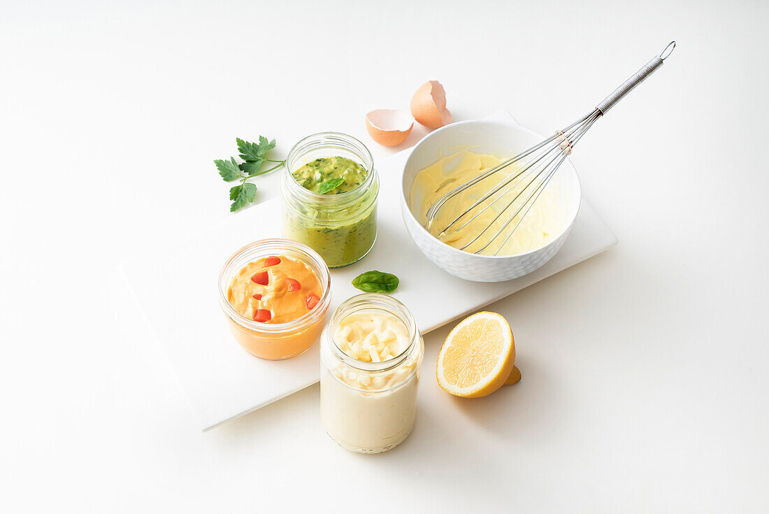 Basic recipe mayonnaise, also with herbs and peppers
