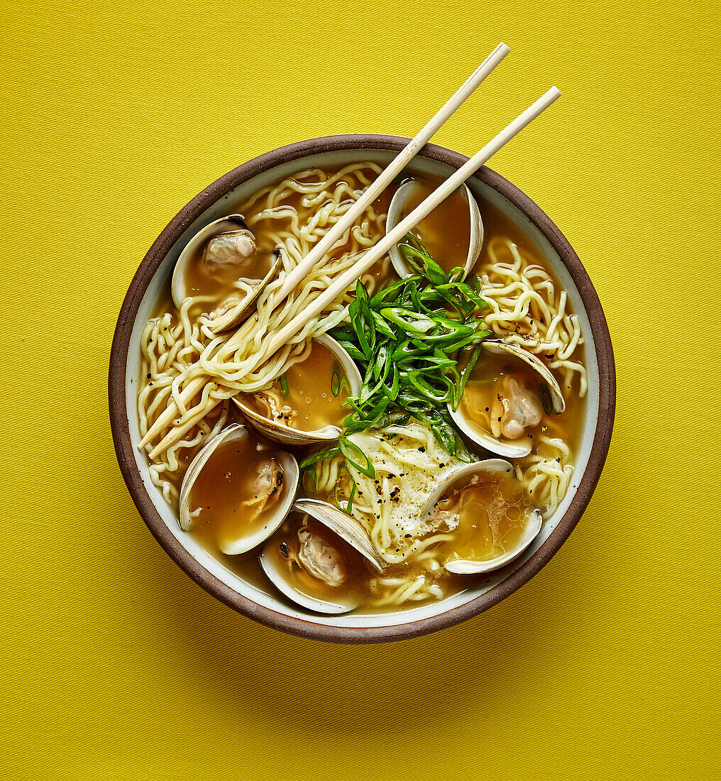 Shoyu-Ramen mit Halsmuscheln, Frühlingszwiebeln und Butter