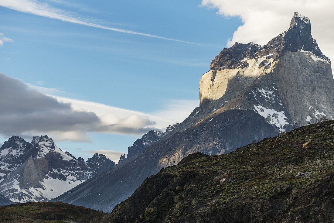 Schroffe Berge des Torres Del Paine Nationalparks; Torres Del Paine, Magallanes und Antartica Chilena Region, Chile