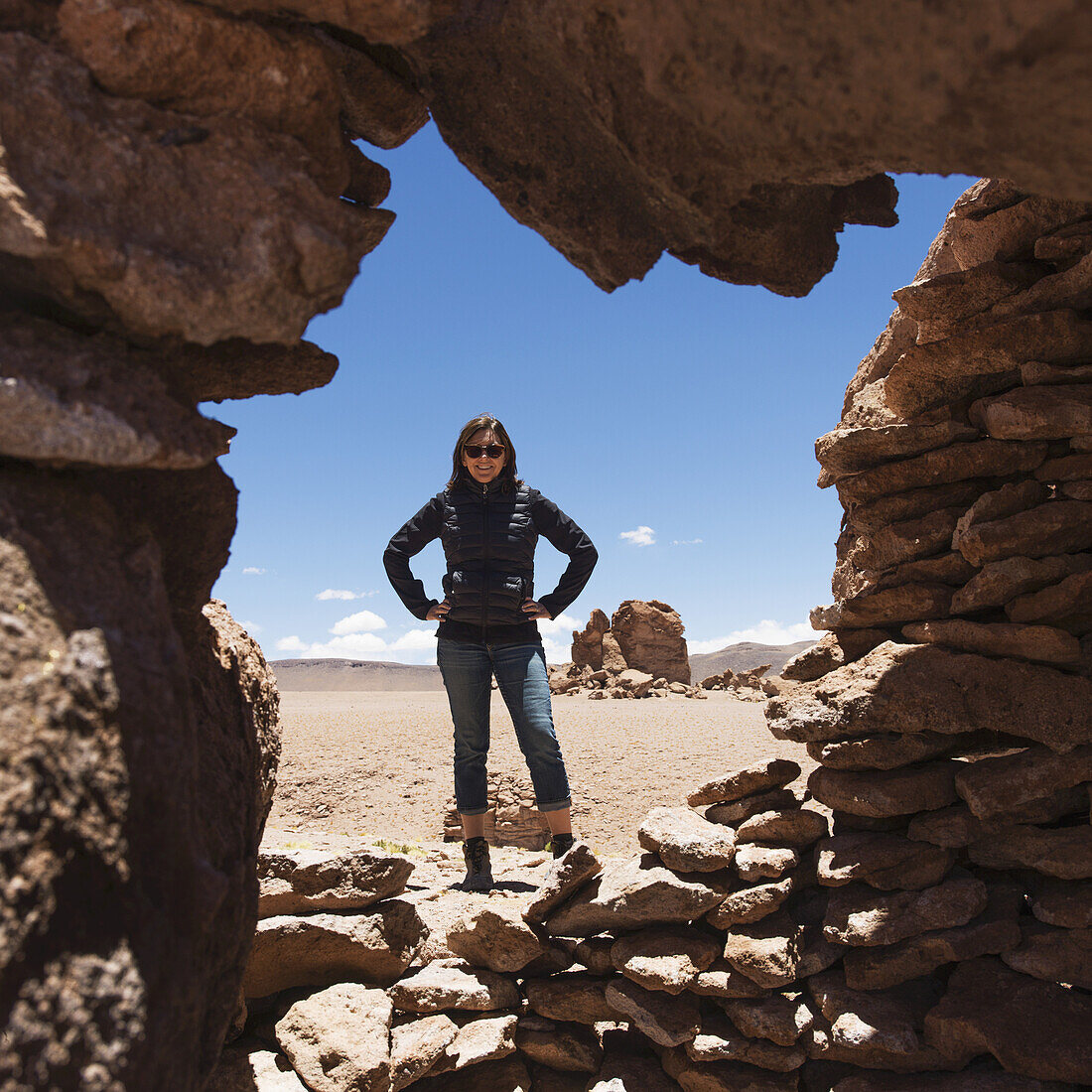 Porträt einer Frau, die im Salar De Atacama steht; San Pedro De Atacama, Region Antofagasta, Chile