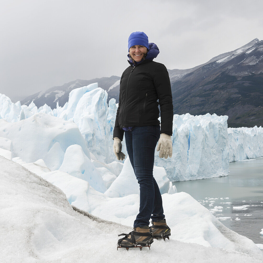 Eine Frau mit Steigeisenzacken an ihren Wanderstiefeln auf dem Moreno-Gletscher, Los Glaciares-Nationalpark; Provinz Santa Cruz, Argentinien