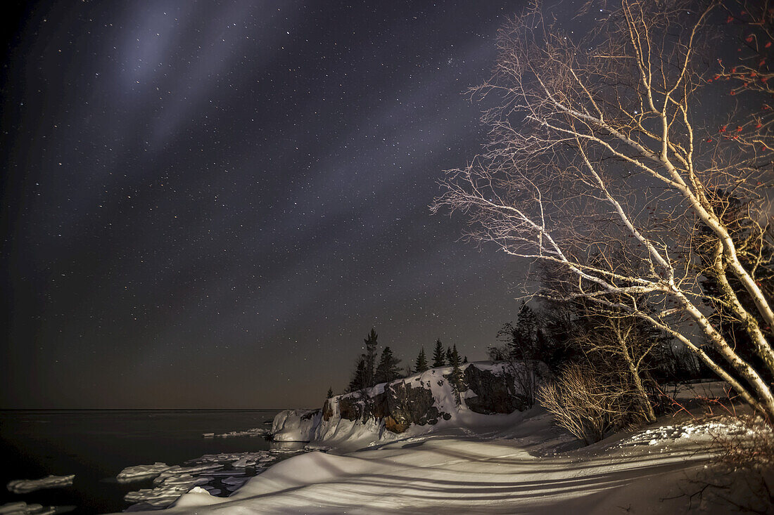 Nachthimmel mit Sternen und Lake Superior im Winter; Grand Portage, Minnesota, Vereinigte Staaten Von Amerika