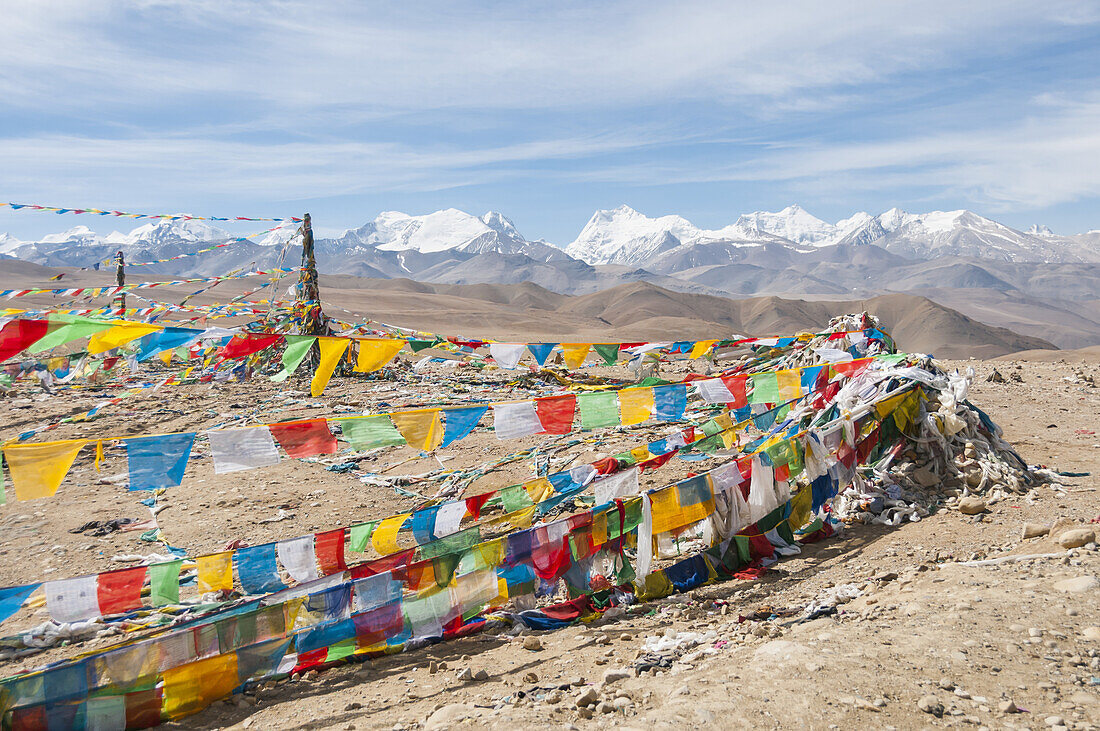 Traditionelle tibetische Flaggen auf dem Berg, Himalaya im Hintergrund, Tibetan Friendship Highway; Tibet, China