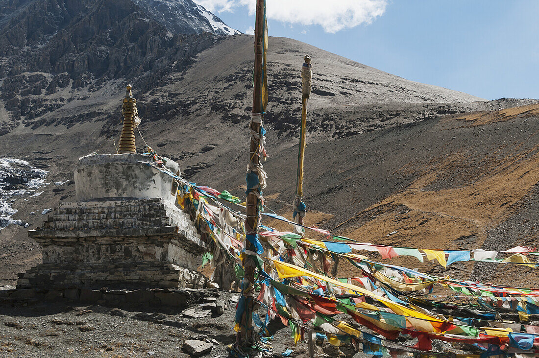 Tibetische Stupa auf dem Kharola-Gletscher, Tibetische Freundschaftsstraße; Tibet, China