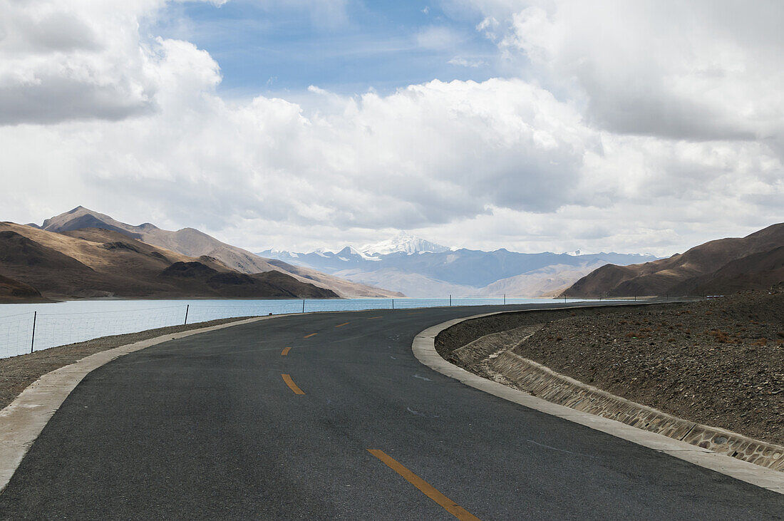 Landschaft des Yangzhuo Yongcuo Sees in der Nähe von Lhasa, Tibetan Friendship Highway; Tibet, China