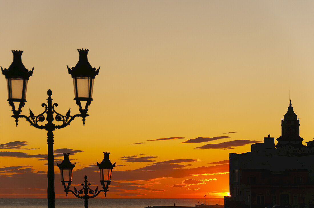 Sonnenuntergang im schönen Sitges Downtown, Dorf in der Nähe von Barcelona; Sitges, Spanien