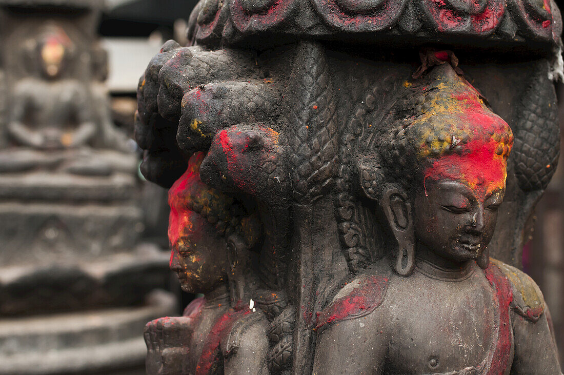 Buddha-Statuen in einem kleinen Tempel am Thamel Durbar Square; Kathmandu, Nepal