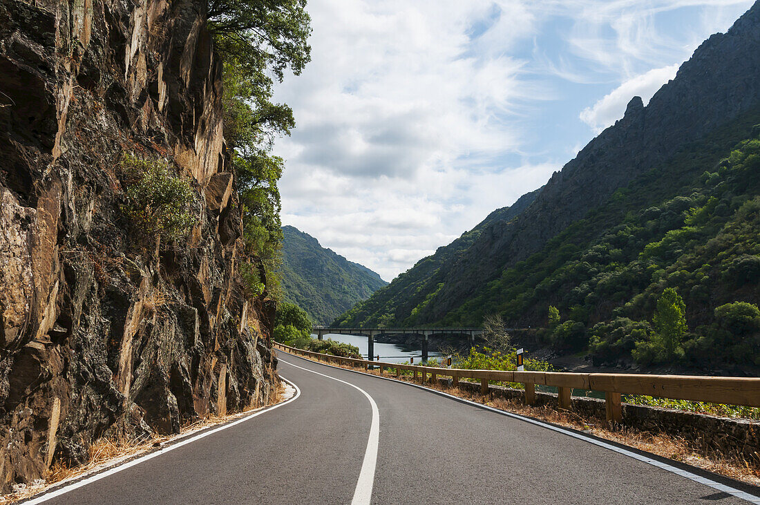 Straße entlang des Flusses Sil, Lage des berühmten Weinbergs Ribeira Sacra; Galicien, Spanien