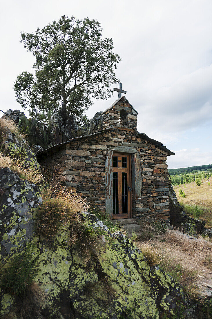 Einsiedelei auf dem Berg im Sil-Tal, Standort der berühmten Ribeira Sacra-Weinberge; Galicien, Spanien