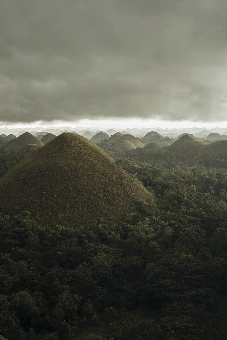 Chocolate Hills Landschaft von der Insel Bohol, ein großer Sturm bedeckt den Himmel und erzeugt einen interessanten Lichteffekt; Carmen, Insel Bohol, Philippinen
