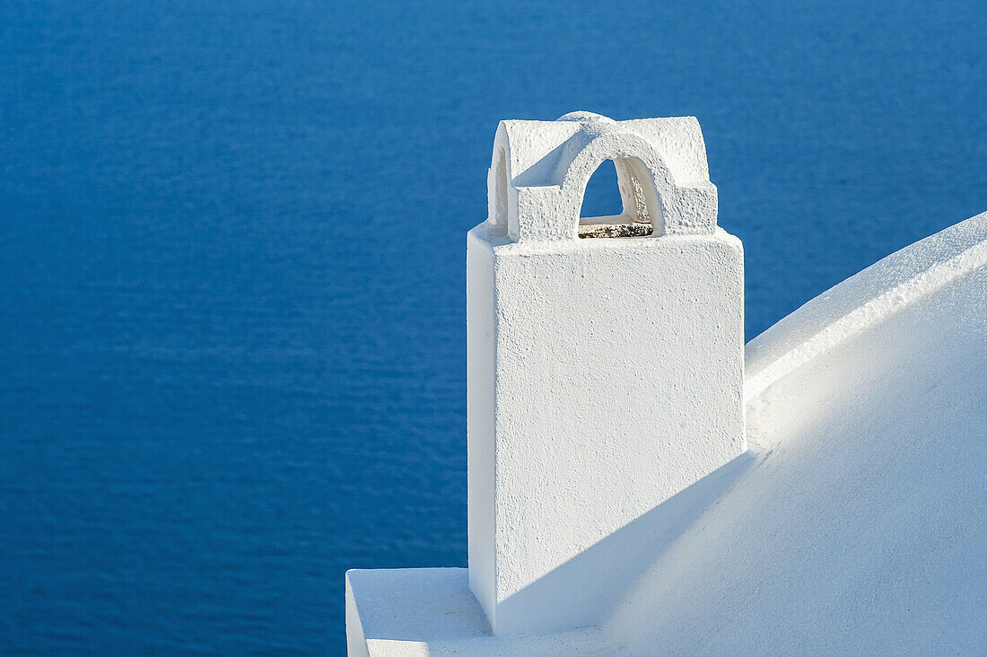 Weiß getünchtes Gebäude und Turm; Oia, Santorin, Griechenland