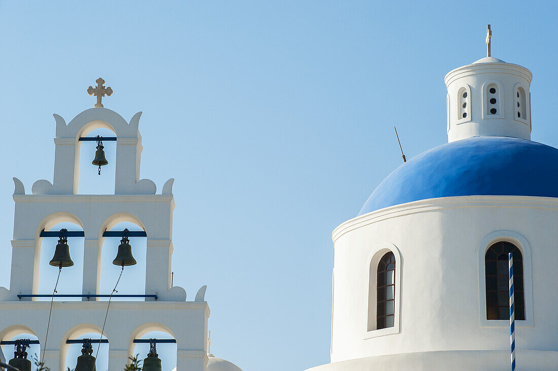 Kuppeldach einer Kirche und Glocken; Oia, Santorin, Griechenland