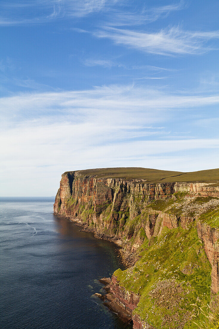 Klippe entlang der Küstenlinie; Orkney, Schottland