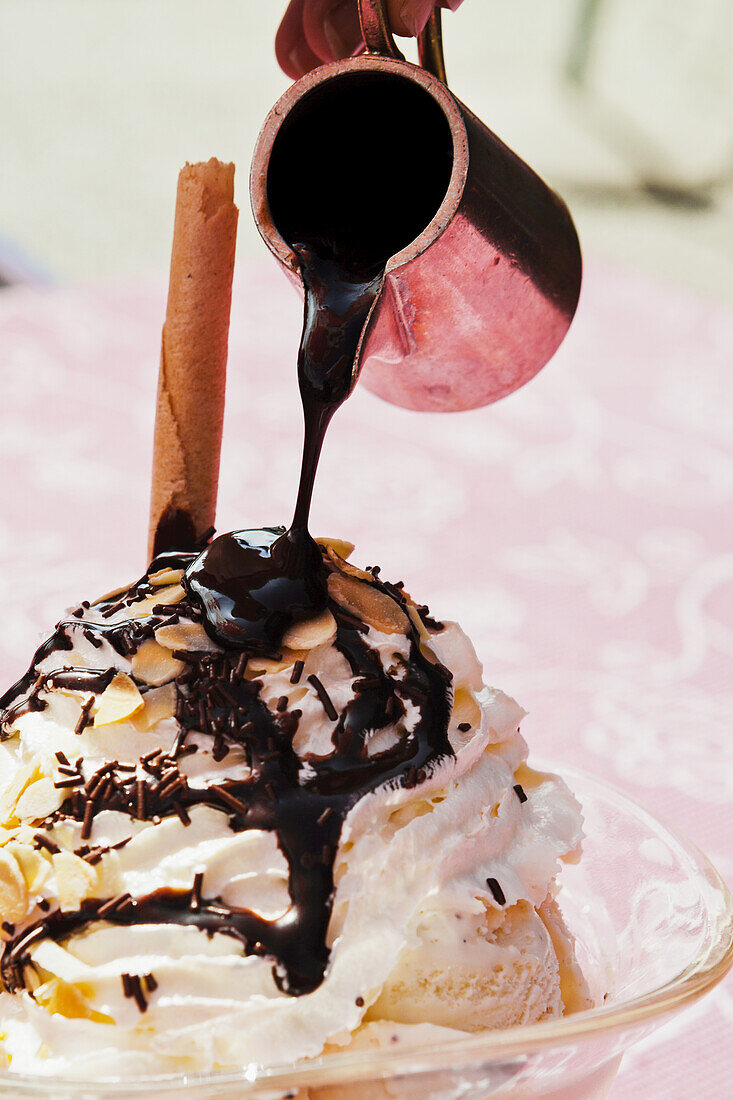 Schokolade über ein Dessert gießen; Berner Oberland, Schweiz