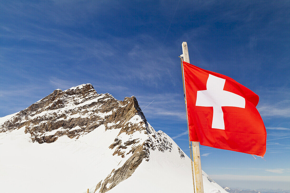 Blick von Jungfrau und Schweizer Flagge; Berner Oberland, Schweiz