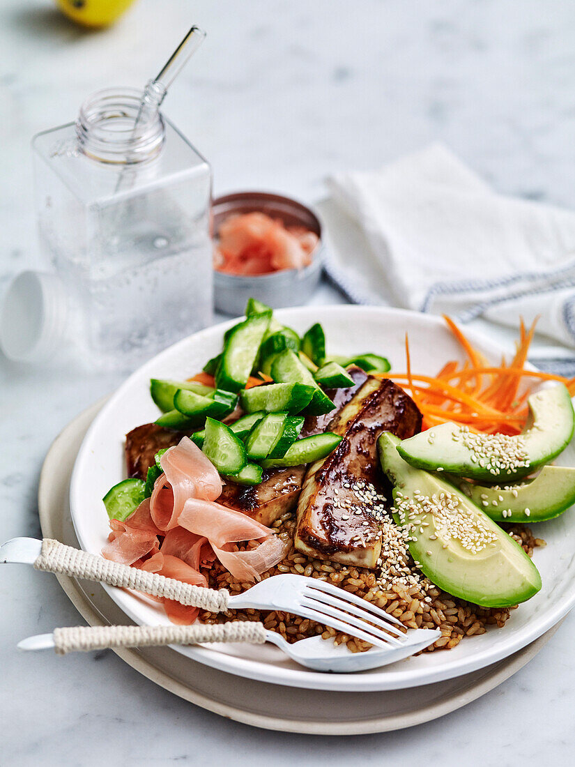 Sushi-Salat-Bowl mit soja-glasiertem Tofu