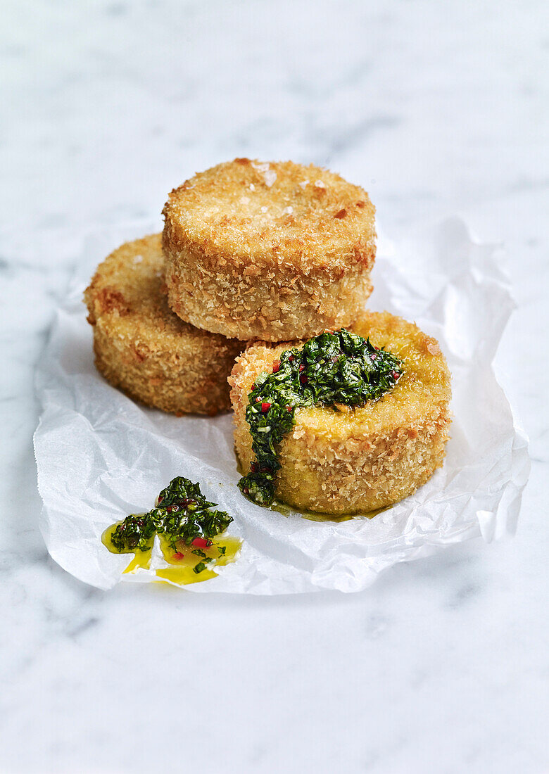 Käsige, knusprige Polenta-Küchlein mit Koriander-Ingwer-Sauce