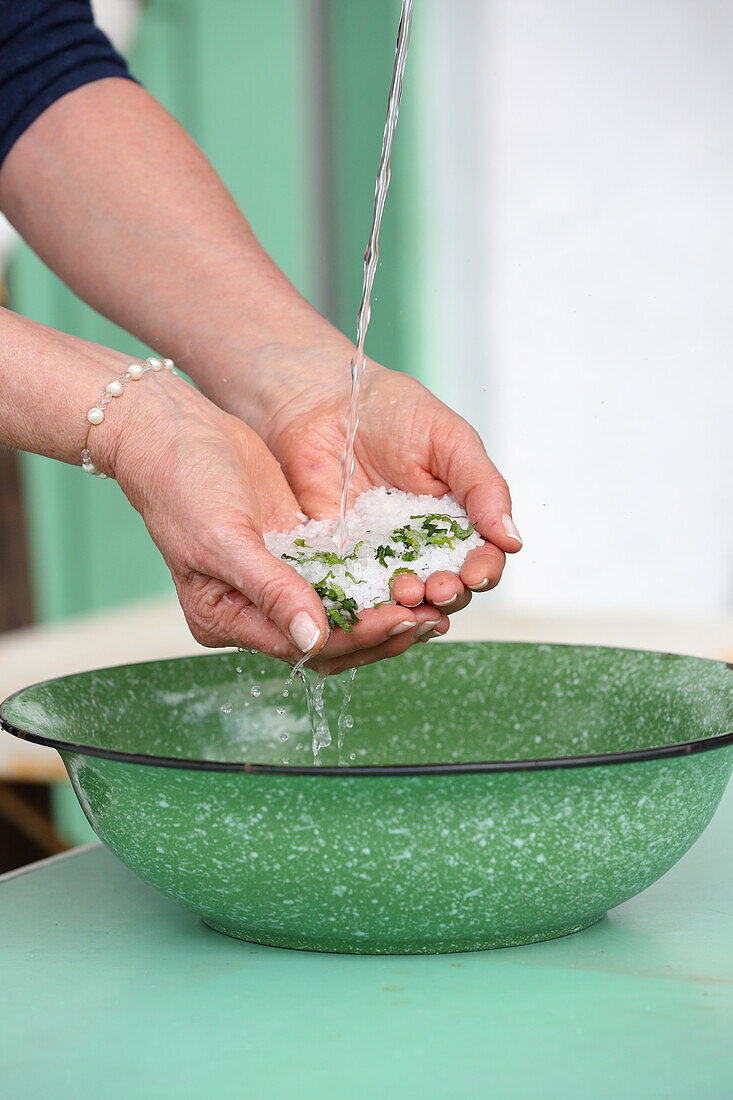 Badesalz mit Melisse und Bio-Melissenöl bei körperlicher und geistiger Anspannung