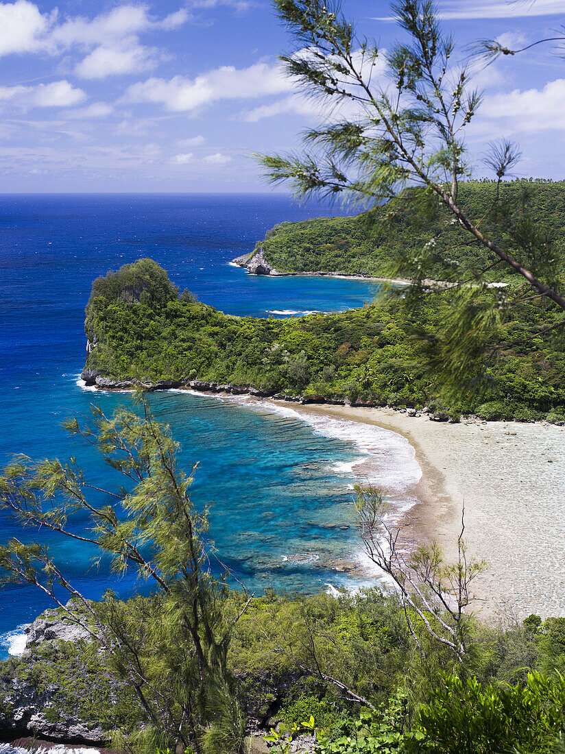Blick über die Küstenlinie der Hauptinsel Vavau; Tonga