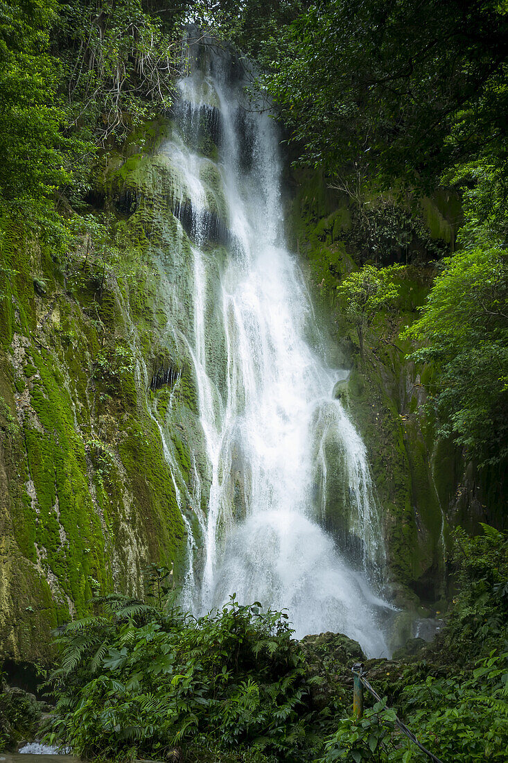 Wasserfall über moosbewachsener Klippe; Insel Tanna, Vanuatu