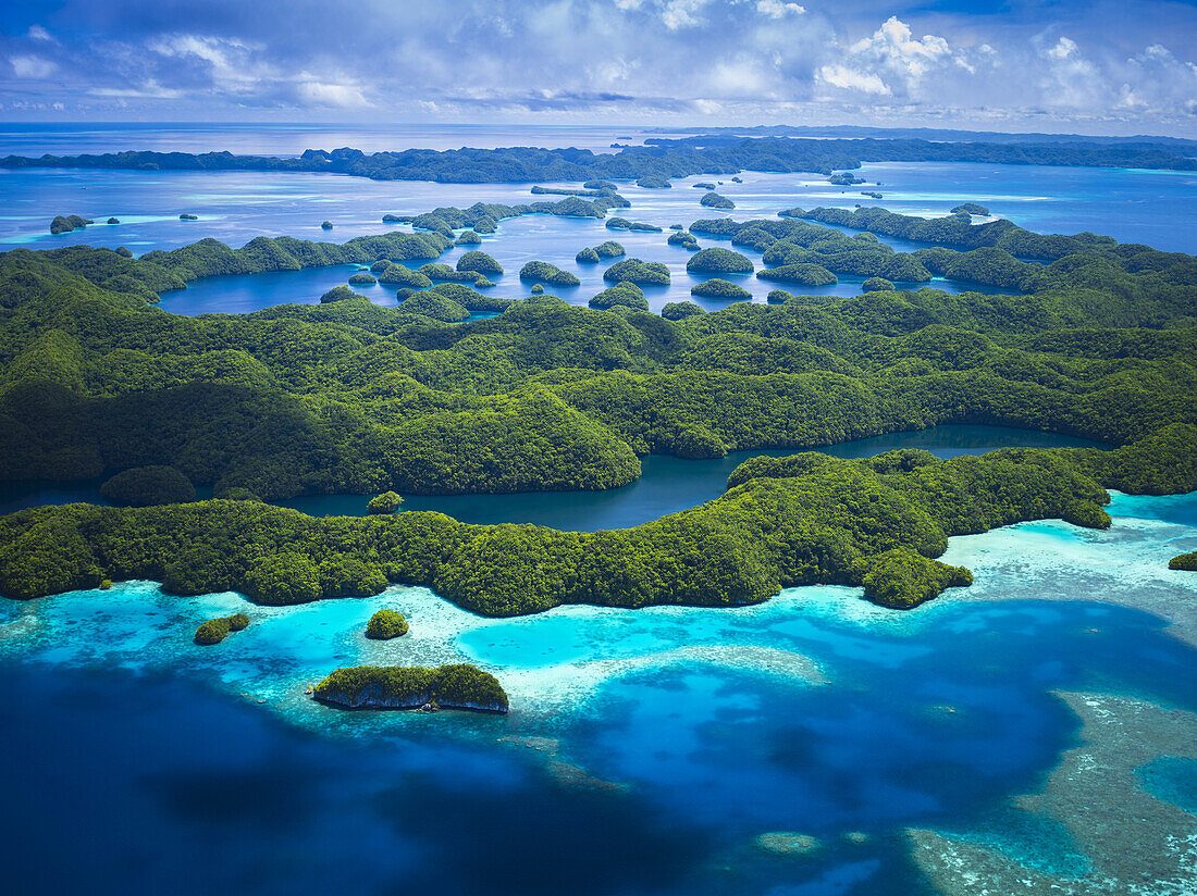 Luftaufnahme der zum Welterbe gehörenden Palau-Inseln; Mikronesien